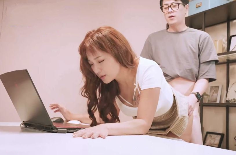 Gadis horny itu bekerja sambil disetubuhi oleh kekasihnya dari belakang
