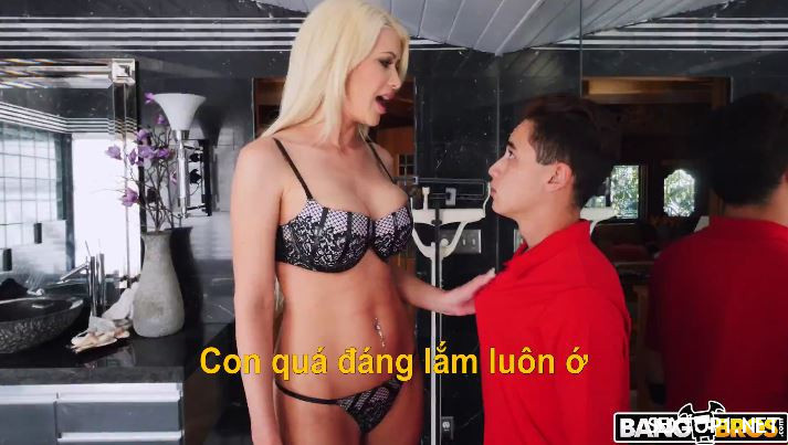 Castigando al hijo que se asomó al baño de su madrastra Vietsub