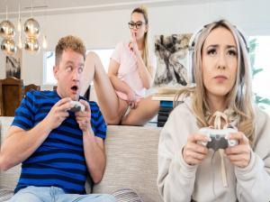 Habang naglalaro ng mga video game, ang kanyang kasintahan ay inalok ng kanyang matalik na kaibigan na makipagtalik nang hindi nalalaman Habang naglalaro ng mga video game, ang kanyang kasintahan ay inalok ng kanyang matalik na kaibigan na makipagtalik nang hindi nalalaman