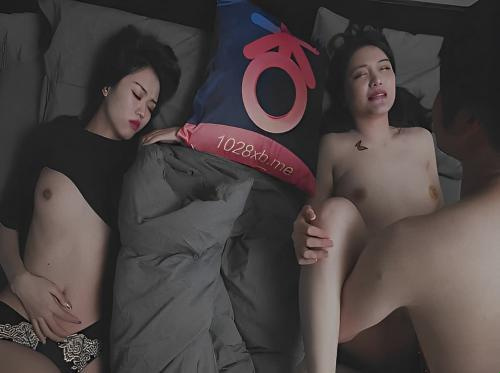 Palihim na nakikipagtalik sa iyong asawa habang natutulog sa tabi ng iyong matalik na kaibigan Palihim na nakikipagtalik sa iyong asawa habang natutulog sa tabi ng iyong matalik na kaibigan