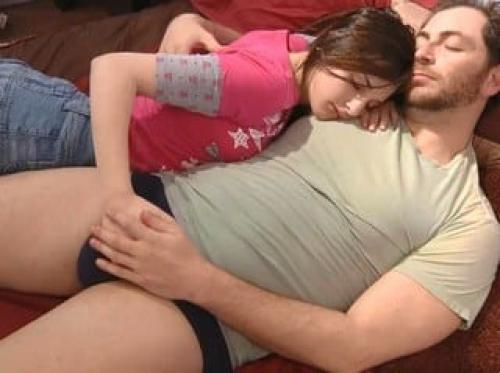 The daughter secretly went out, was discovered by her father and forced her to sleep together, and that was the end The daughter secretly went out, was discovered by her father and forced her to sleep together, and that was the end