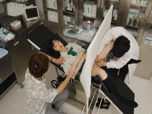अपनी पत्नी को स्त्री रोग संबंधी जांच के लिए ले जाते समय किसी थाई डॉक्टर से मिलें अपनी पत्नी को स्त्री रोग संबंधी जांच के लिए ले जाते समय किसी थाई डॉक्टर से मिलें