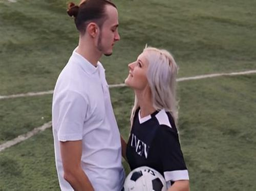 La chica que ama a los aficionados al fútbol también está loca por el sexo La chica que ama a los aficionados al fútbol también está loca por el sexo