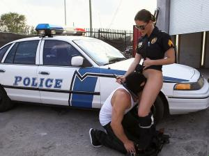 Bestrafung einer Polizistin Bestrafung einer Polizistin
