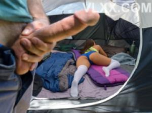 En camping ensemble, un jeune homme a baisé la femme de son voisin En camping ensemble, un jeune homme a baisé la femme de son voisin